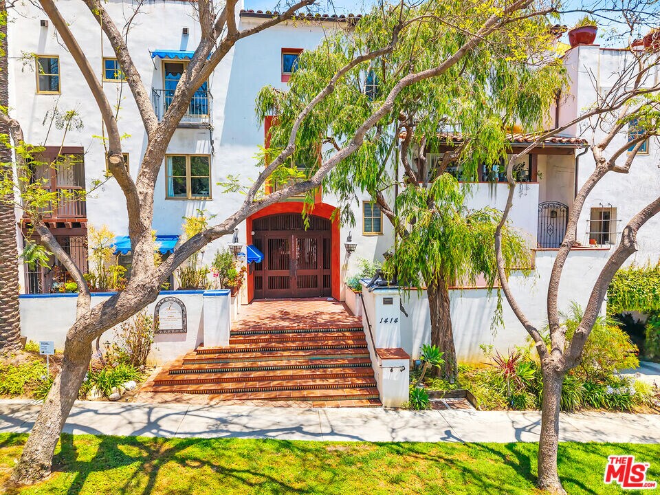 1414 N Harper Ave in Los Angeles, CA - Building Photo
