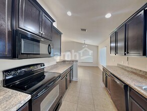 10710 Standing Stone Dr in Wimauma, FL - Building Photo - Building Photo