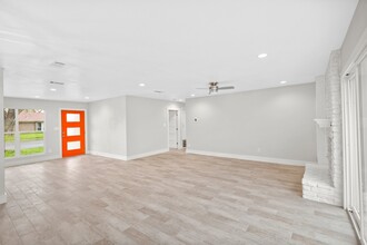 9010 Hunters Trace in Austin, TX - Foto de edificio - Building Photo