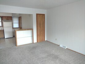 2110 Melrose Ct in Cedar Falls, IA - Building Photo