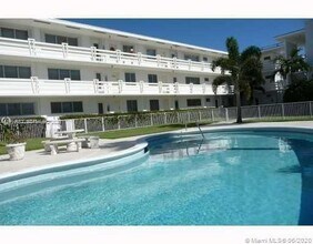 1631 NE 114th St in Miami, FL - Foto de edificio - Building Photo