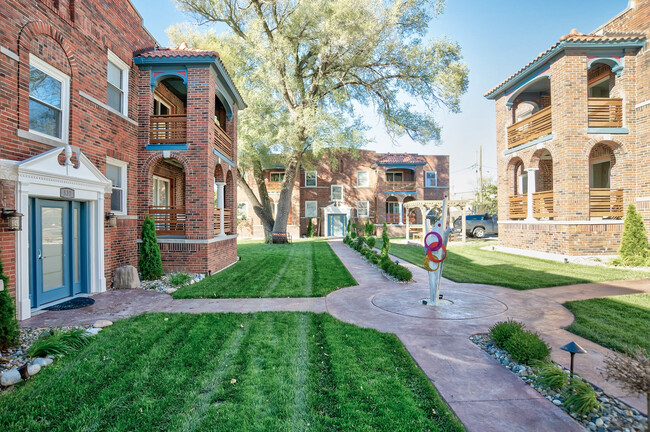 Courtyard On Maple Apartments-Student Housing in Kansas City, MO - Building Photo - Building Photo