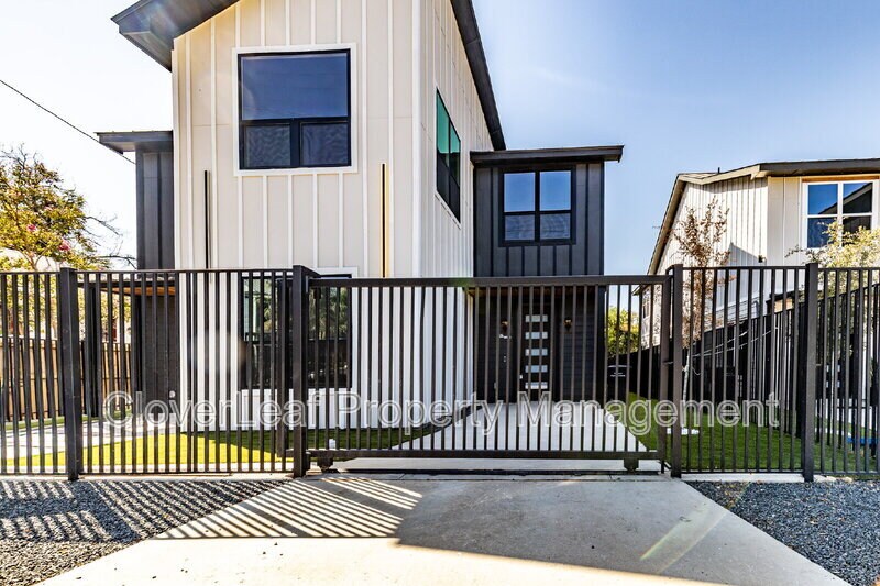 414 Montana St in San Antonio, TX - Building Photo