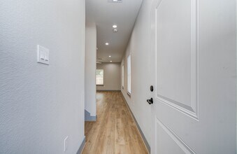 837 S Victory Dr in Houston, TX - Building Photo - Building Photo