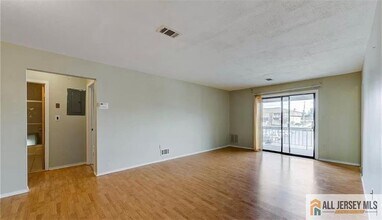 414 Sharon Garden Ct in Woodbridge, NJ - Building Photo - Building Photo