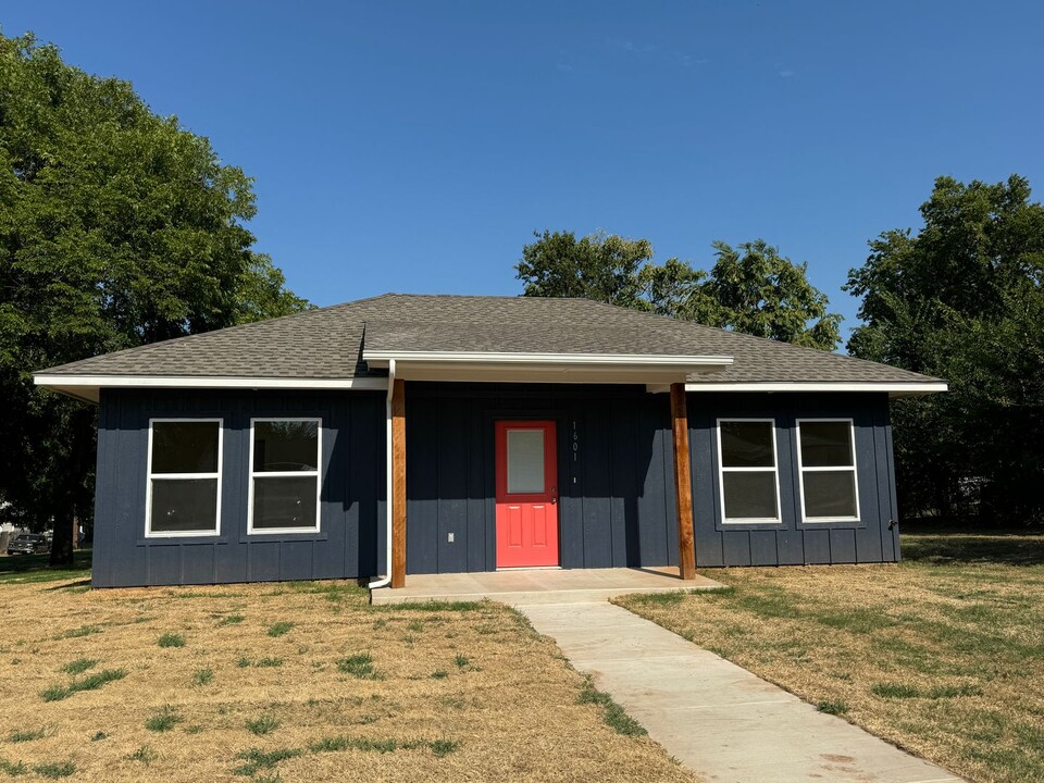 1601 S 8th St in Chickasha, OK - Building Photo