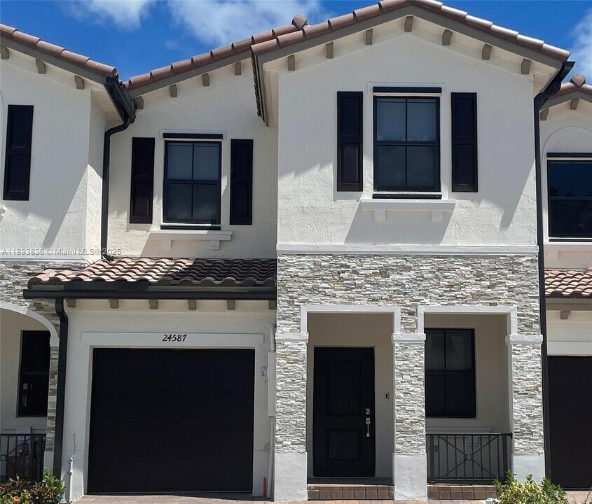 24587 SW 119th Pl in Princeton, FL - Foto de edificio