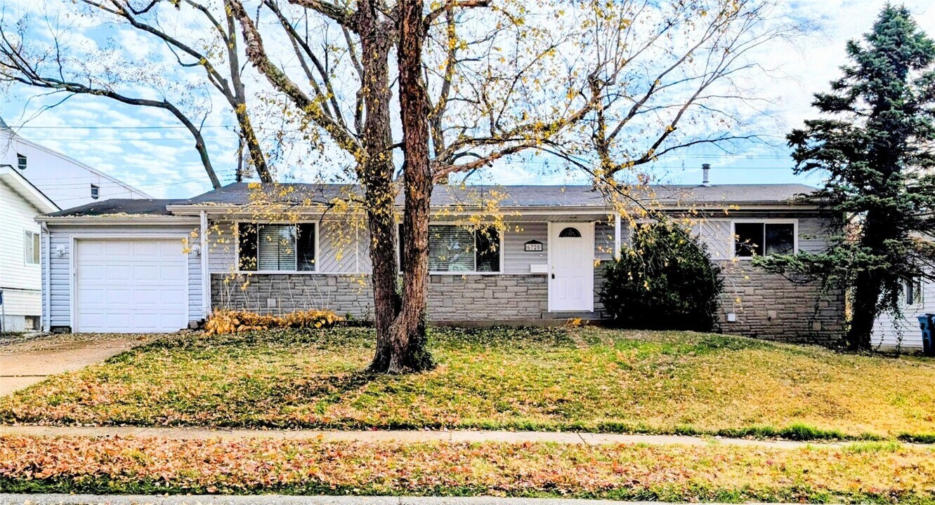 6720 Cherryvale Dr in Hazelwood, MO - Building Photo