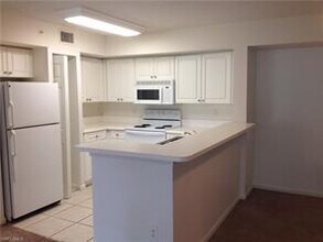 1220 Wildwood Lakes Blvd-Unit -106 in Naples, FL - Building Photo - Building Photo