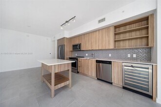 2150 N Bayshore Dr, Unit 1202 in Miami, FL - Building Photo - Building Photo