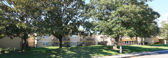 Senior Manor in Fairfield, CA - Foto de edificio - Building Photo