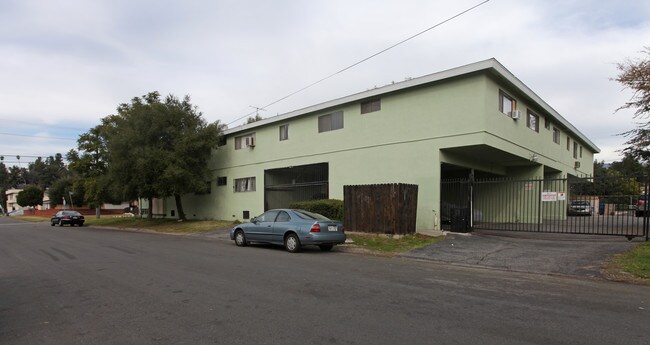 700-706 Chestnut Ave in Los Angeles, CA - Foto de edificio - Building Photo