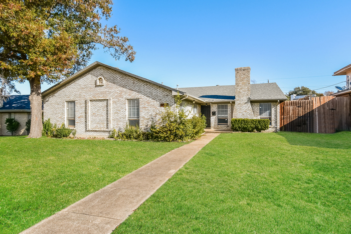 11317 McCree Rd in Dallas, TX - Building Photo