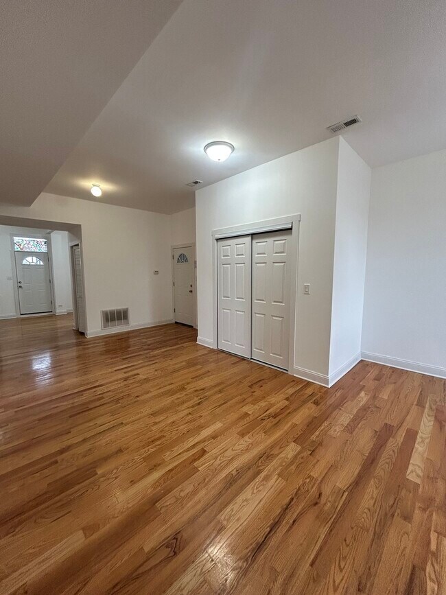 3025 W Irving Park Rd in Chicago, IL - Building Photo - Building Photo