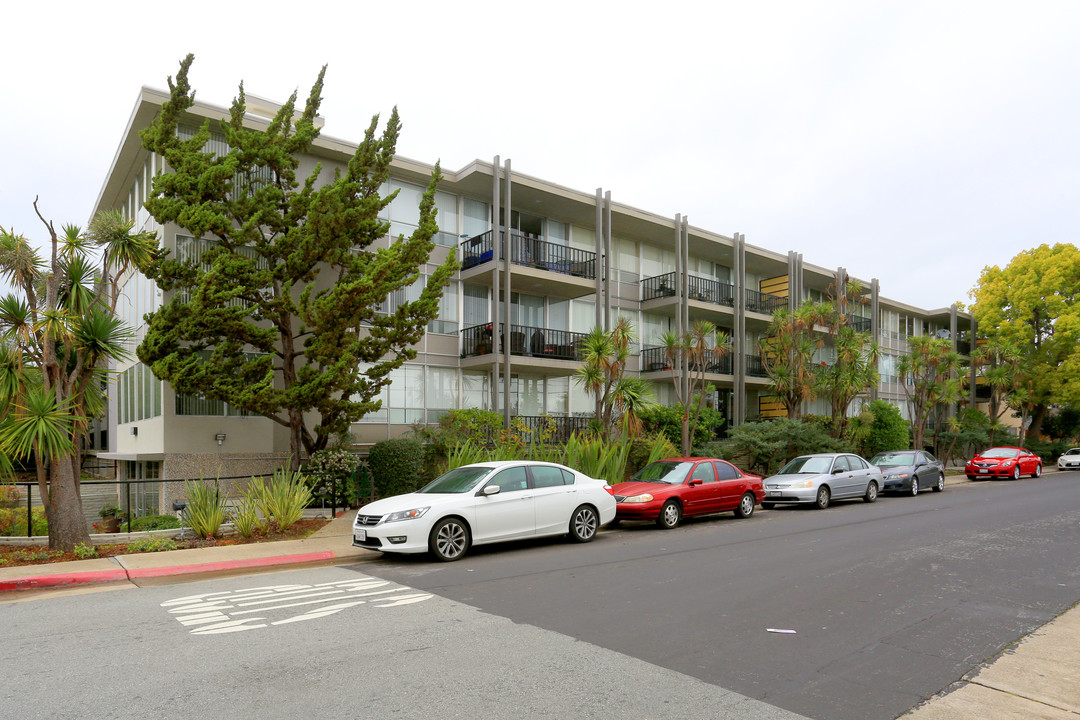 Flores Manor Apartments in San Mateo, CA - Building Photo