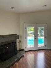 22636 Oxnard St in Woodland Hills, CA - Foto de edificio - Building Photo