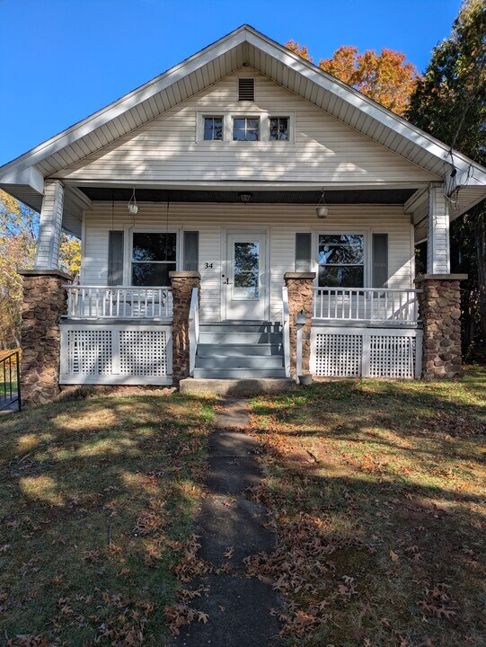 34 New Britain Ave in Newington, CT - Building Photo