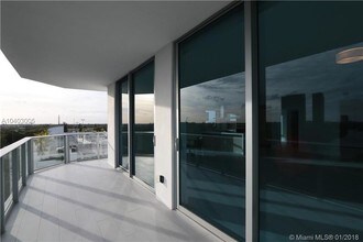 17111 Biscayne Blvd in North Miami Beach, FL - Building Photo - Building Photo