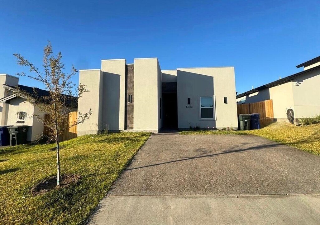 4010 Ave Fenix Dr in El Cenizo, TX - Building Photo