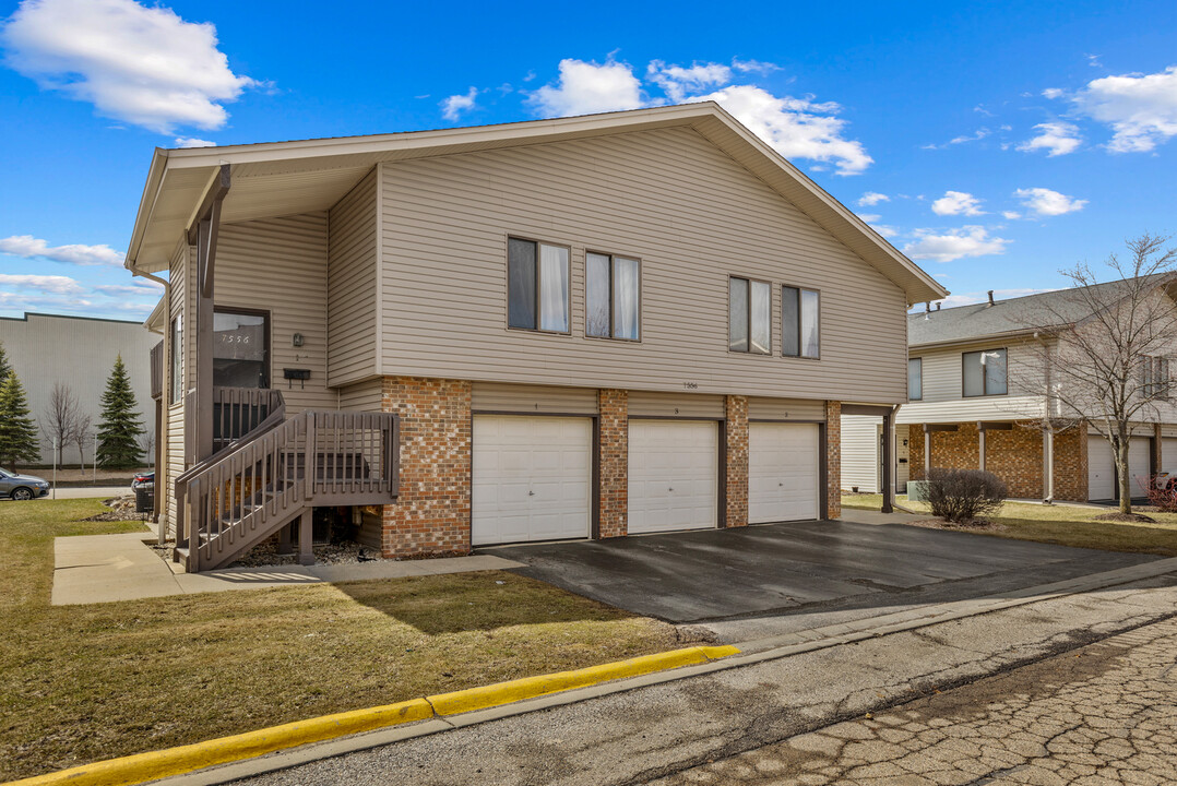7556 Bristol Ln in Hanover Park, IL - Building Photo
