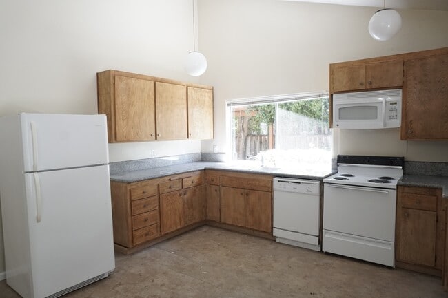 838 Hollenbeck Ave in Sunnyvale, CA - Foto de edificio - Building Photo