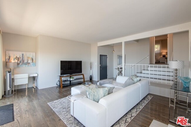 18065 Coastline Dr in Malibu, CA - Building Photo - Building Photo