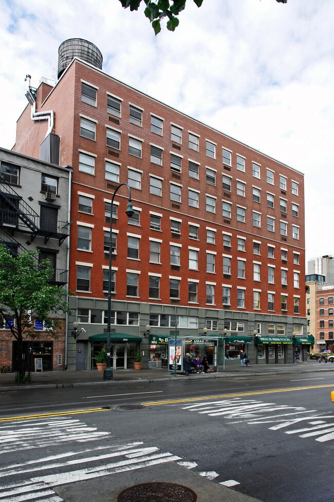 Village Pointe Condominiums in New York, NY - Building Photo - Building Photo