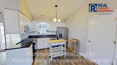 248 S Creek Dr in Jacksonville, NC - Building Photo - Building Photo