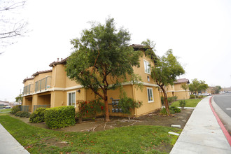Sunny View Family Apartments I in Delano, CA - Foto de edificio - Building Photo