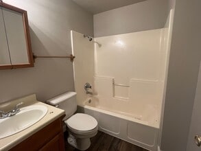 3436 SW Obsidian Ave in Redmond, OR - Foto de edificio - Building Photo