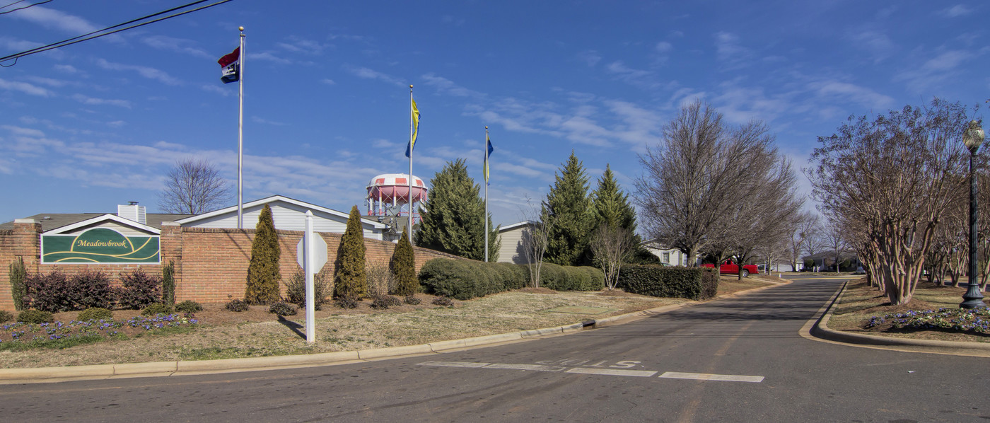 Meadowbrook in Charlotte, NC - Foto de edificio