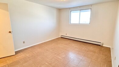 135 Chandler Dr in Kitchener, ON - Building Photo - Building Photo