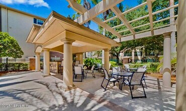 7800 Point Meadows Dr in Jacksonville, FL - Building Photo - Building Photo