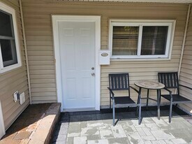 440 Lockwood Dr in Shirley, NY - Building Photo