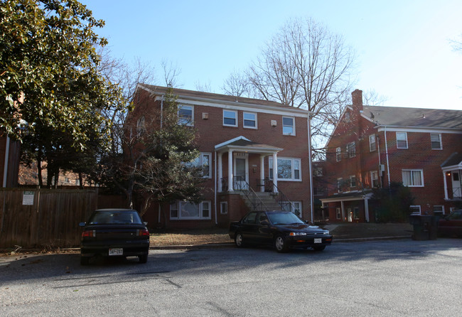 8205 Houston Ct in Takoma Park, MD - Foto de edificio - Building Photo