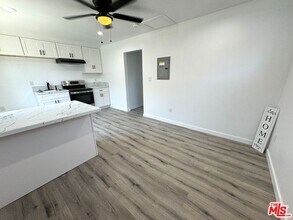 841 W 64th St-Unit -843.5 in Los Angeles, CA - Building Photo - Building Photo