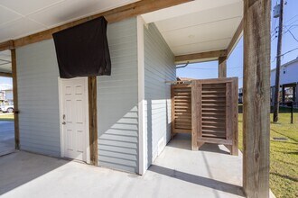 16511 John Davis Rd in Jamaica Beach, TX - Building Photo - Building Photo