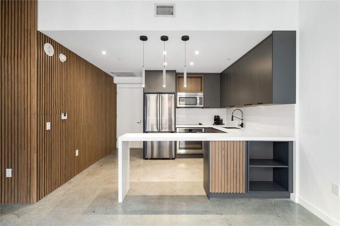 151 SE 1st St, Unit 526 in Miami, FL - Building Photo