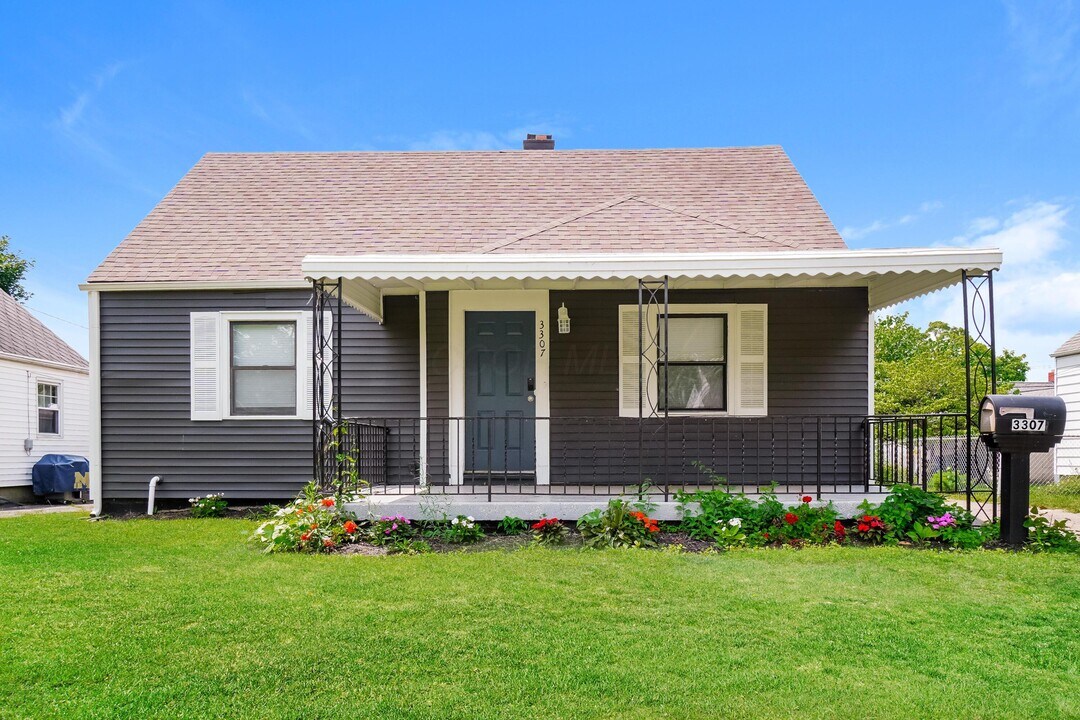 3307 Eisenhower Rd in Columbus, OH - Building Photo