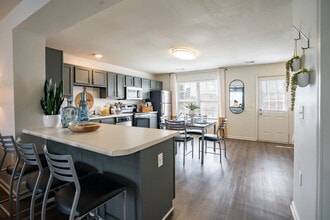 1051 Southern Dr in Columbia, SC - Foto de edificio - Building Photo