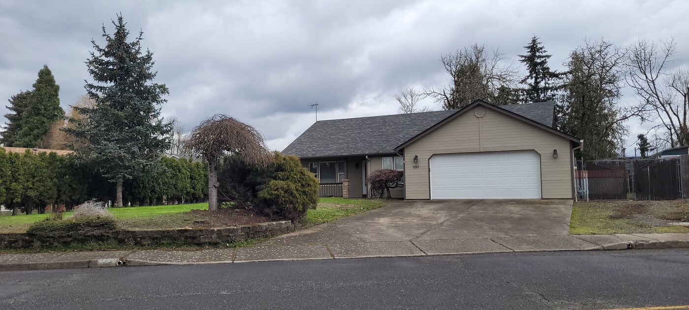 680 N 8th St in Aumsville, OR - Building Photo