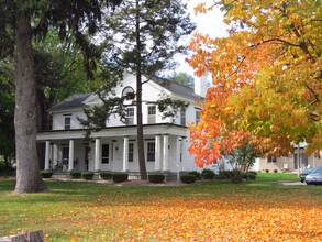 Pine Tree Apartments in Rochester, MI - Foto de edificio - Building Photo