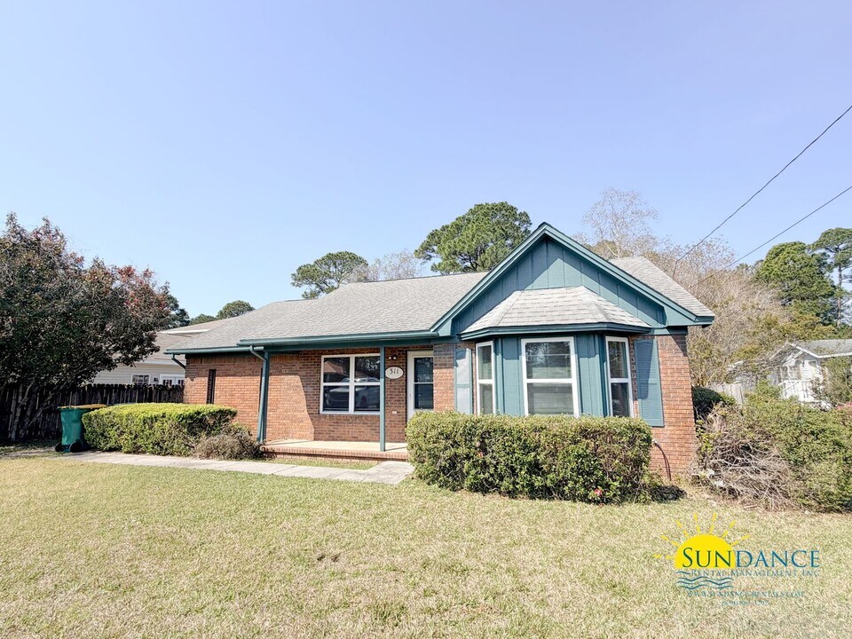 311 Evergreen Dr in Mary Esther, FL - Building Photo