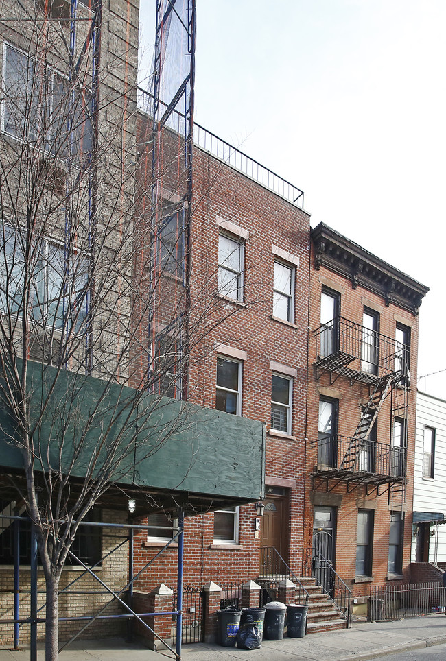 33 Garnet St in Brooklyn, NY - Building Photo - Building Photo