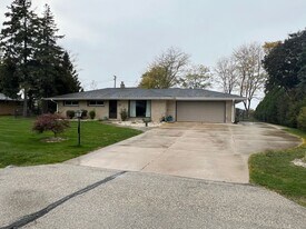 205 N Fairway Dr in Brookfield, WI - Building Photo