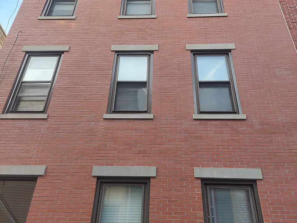 192 Athens St, Unit 1 in Boston, MA - Foto de edificio