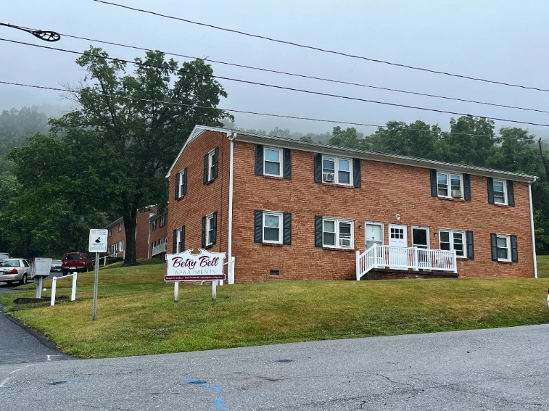 437 Betsy Bell Rd in Staunton, VA - Building Photo