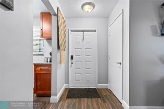 2753 S Oakland Forest Dr in Oakland Park, FL - Building Photo - Building Photo