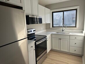 137 N Center St, Unit 1 in Northville, MI - Foto de edificio - Building Photo