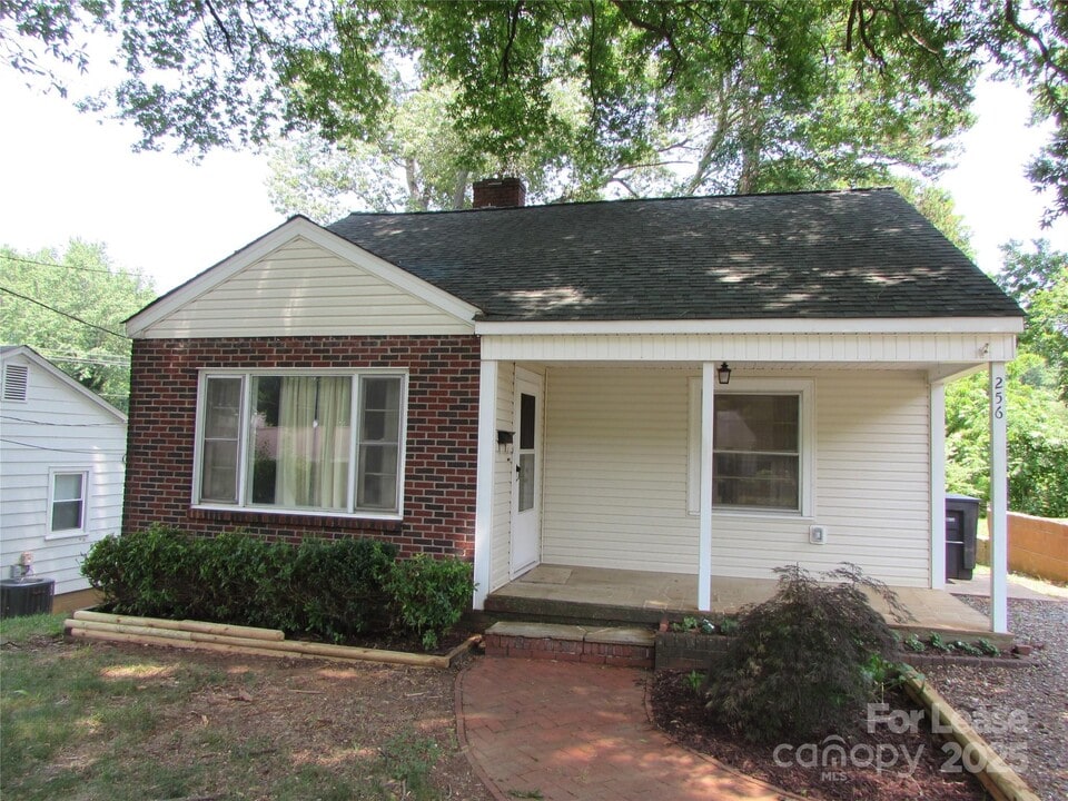 256 N Patterson St in Statesville, NC - Building Photo